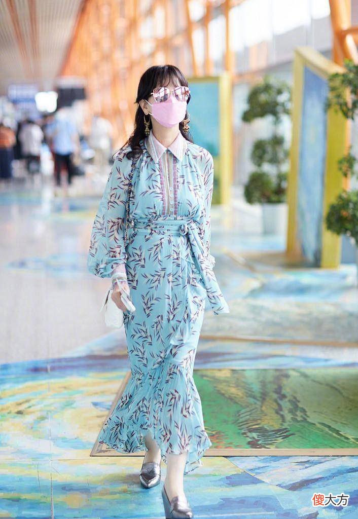 【时尚一点】68岁赵雅芝还是爱漂亮，穿白色的裙子，踩着高跟鞋硬是摆拍伪装