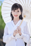 【时尚一点】68岁赵雅芝还是爱漂亮，穿白色的裙子，踩着高跟鞋硬是摆拍伪装