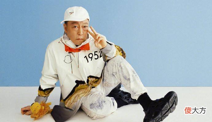 【就爱时尚】倪大红新戏扮爷爷，拍封面俏皮比耶，比白敬亭抢镜