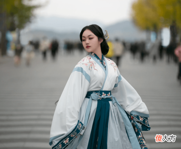 【时尚一点】小哥哥穿汉服做核酸测试，女生眼神亮了，网友：这个可以有