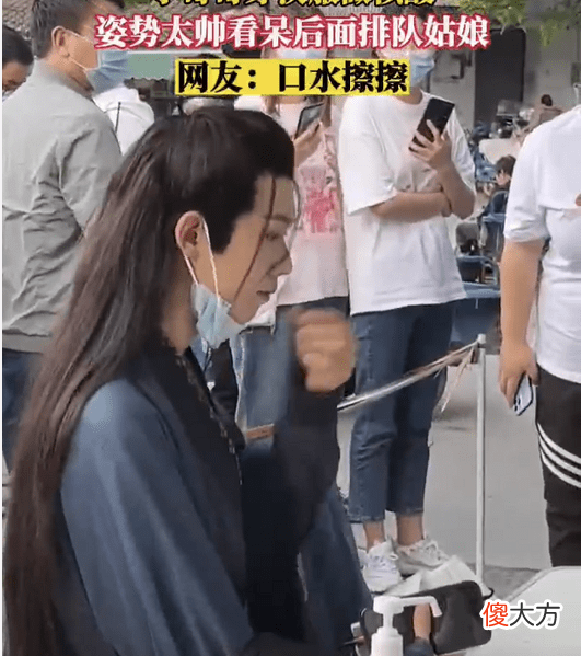 【时尚一点】小哥哥穿汉服做核酸测试，女生眼神亮了，网友：这个可以有