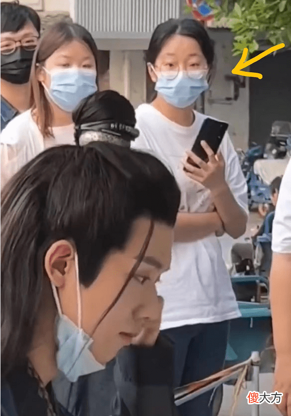 【时尚一点】小哥哥穿汉服做核酸测试，女生眼神亮了，网友：这个可以有