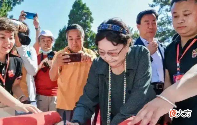 【就爱时尚】87岁王晓棠低调朴素没有半分刻意扮嫩，刻在骨子里优雅碾压对方
