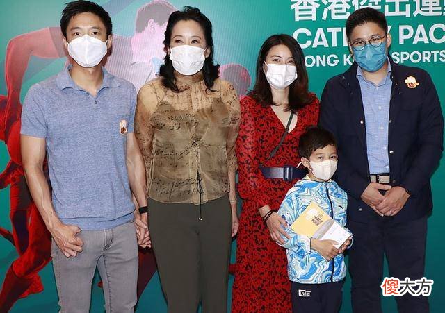 【时尚一点】郭晶晶罕见一家出席活动，穿红色连衣裙亮相