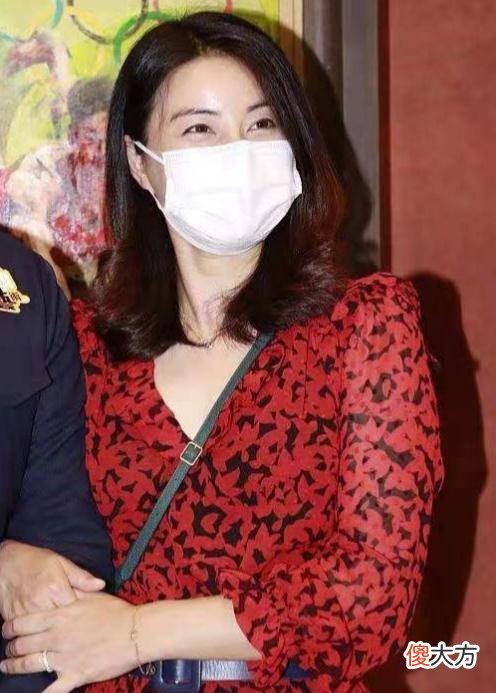 【时尚一点】郭晶晶罕见一家出席活动，穿红色连衣裙亮相