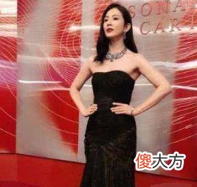 【就爱时尚】杨采妮嫁个律师邱韶智，如今45岁美到让人羡慕