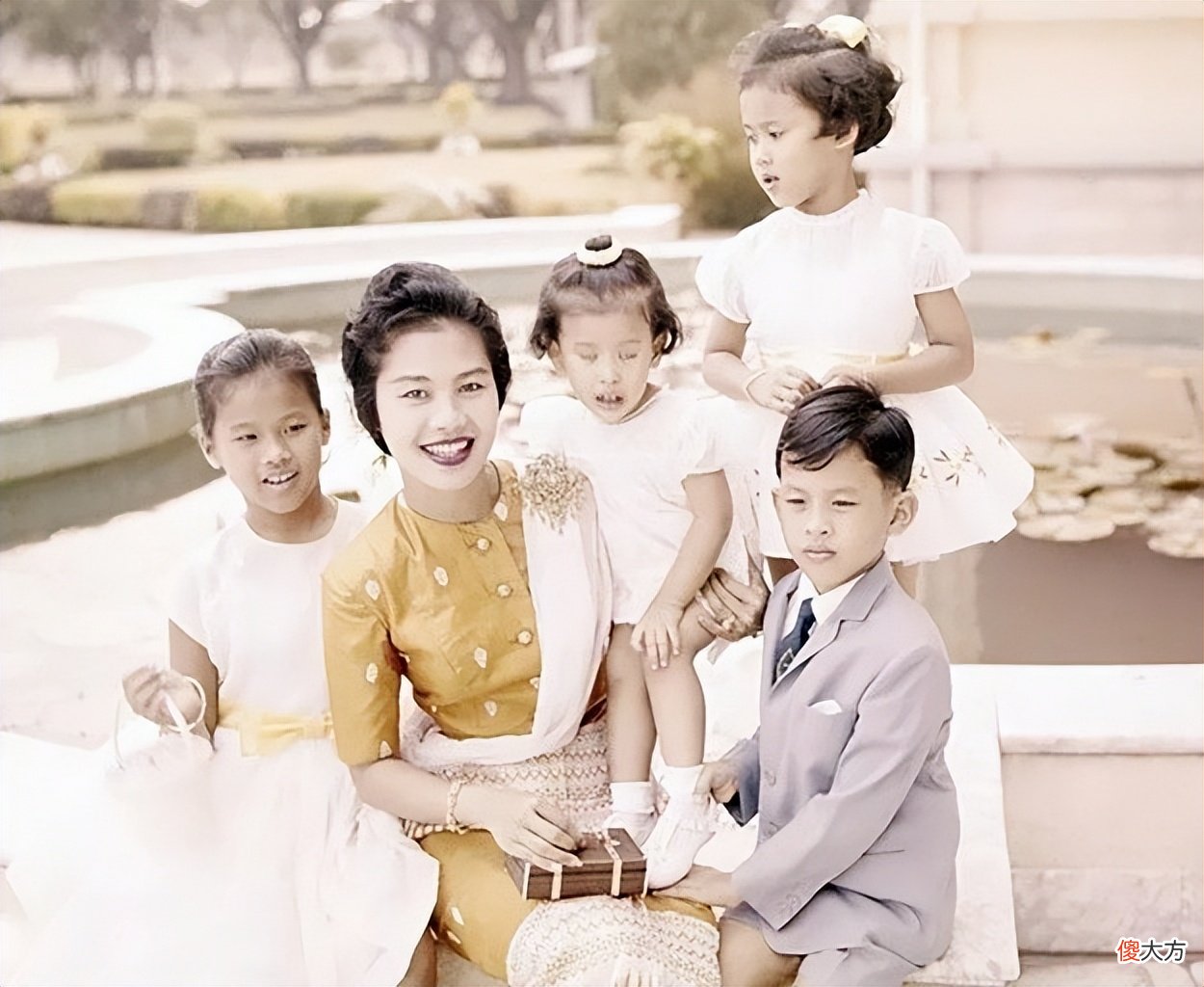 【历史故事】1985年，独占后宫的诗丽吉带儿子参加情人葬礼，惹得泰王很生气