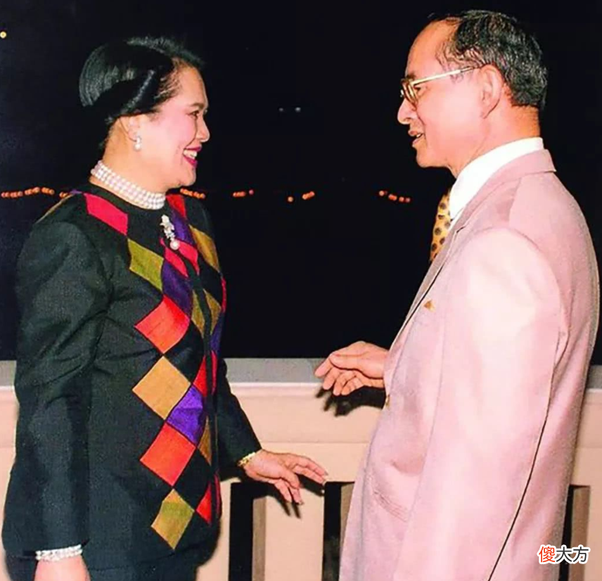 【历史故事】1985年，独占后宫的诗丽吉带儿子参加情人葬礼，惹得泰王很生气