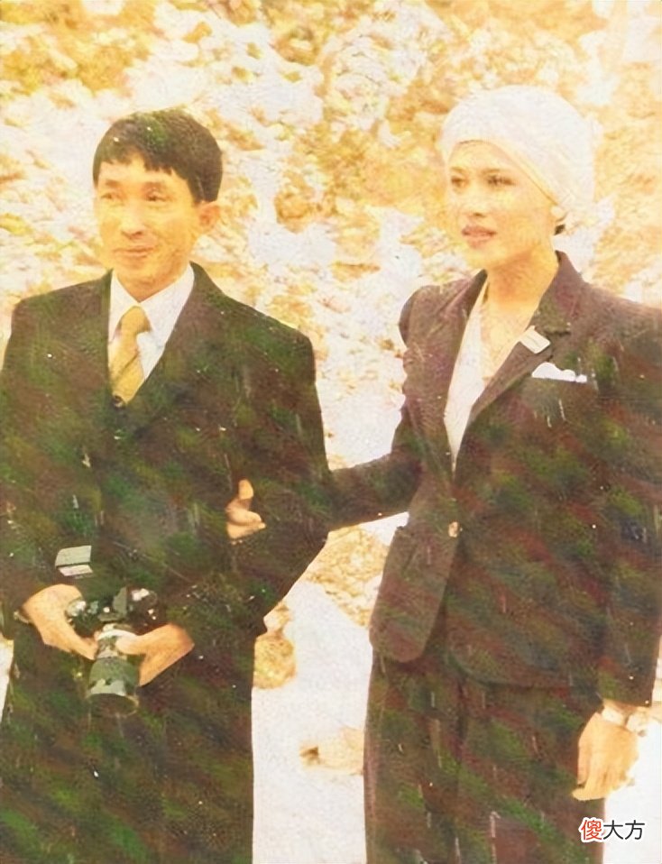 【历史故事】1985年，独占后宫的诗丽吉带儿子参加情人葬礼，惹得泰王很生气