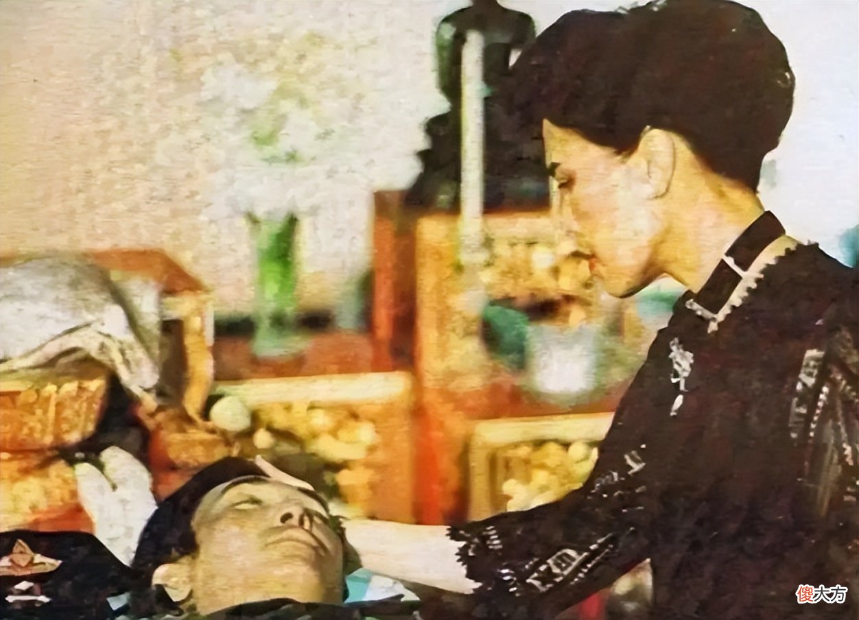【历史故事】1985年，独占后宫的诗丽吉带儿子参加情人葬礼，惹得泰王很生气