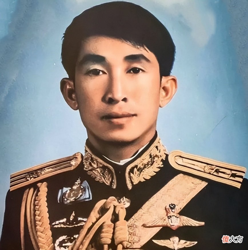 【历史故事】1985年，独占后宫的诗丽吉带儿子参加情人葬礼，惹得泰王很生气
