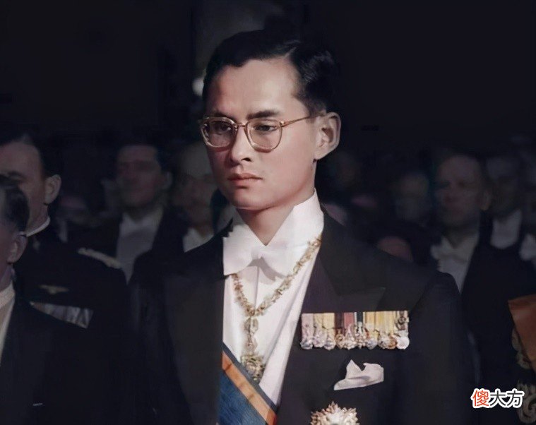 【历史故事】1985年，独占后宫的诗丽吉带儿子参加情人葬礼，惹得泰王很生气