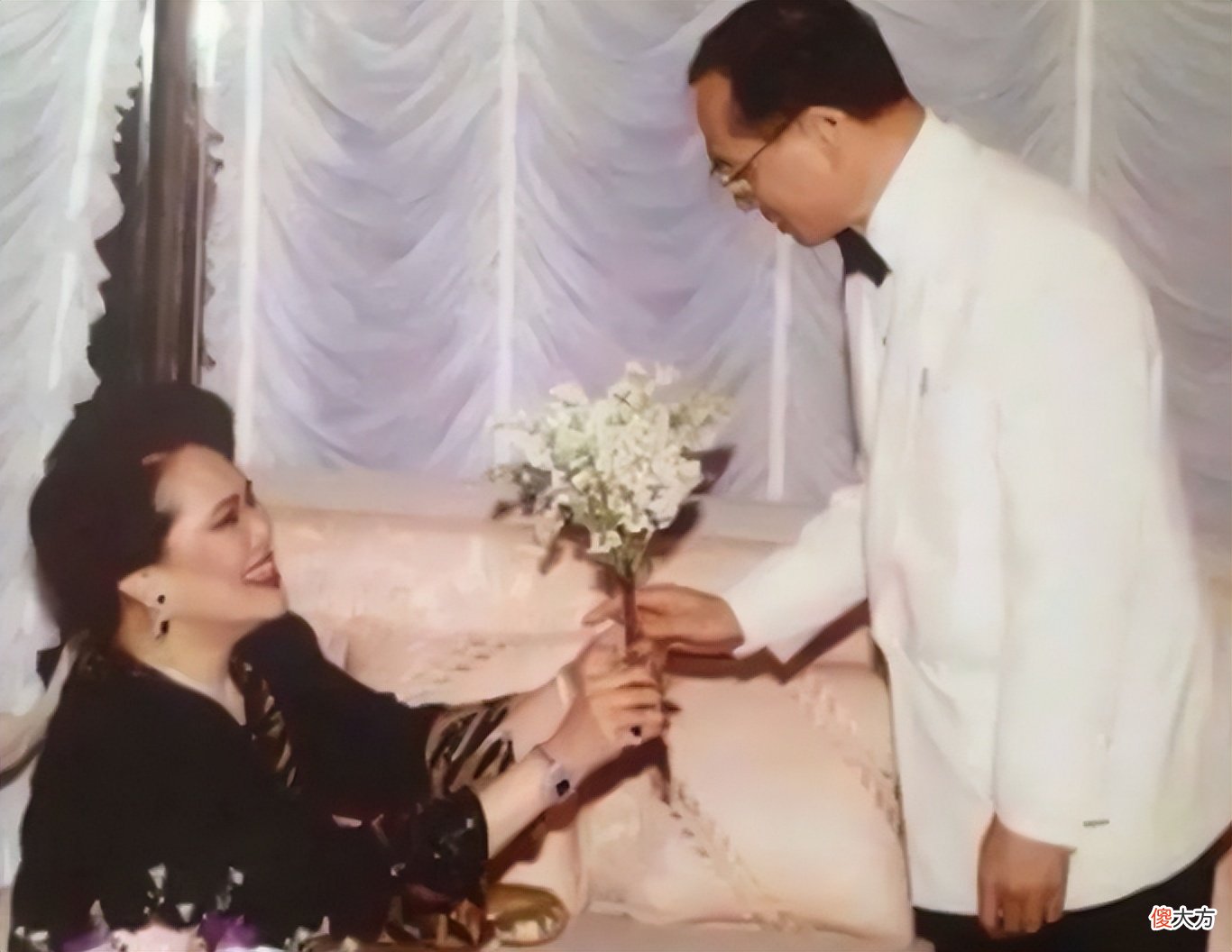【历史故事】1985年，独占后宫的诗丽吉带儿子参加情人葬礼，惹得泰王很生气