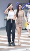 【时尚一点】与闺蜜出行，裙装与裤装的搭配，轻松打造出各自优雅潇洒的美