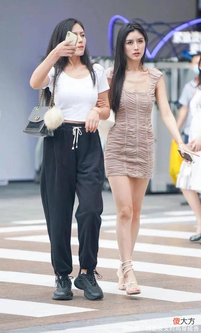 【时尚一点】与闺蜜出行，裙装与裤装的搭配，轻松打造出各自优雅潇洒的美