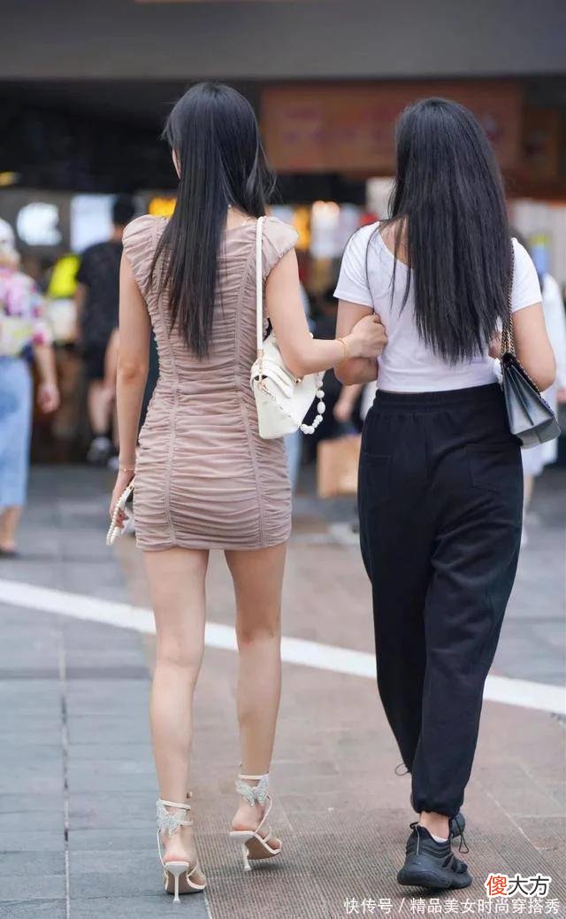 【时尚一点】与闺蜜出行，裙装与裤装的搭配，轻松打造出各自优雅潇洒的美