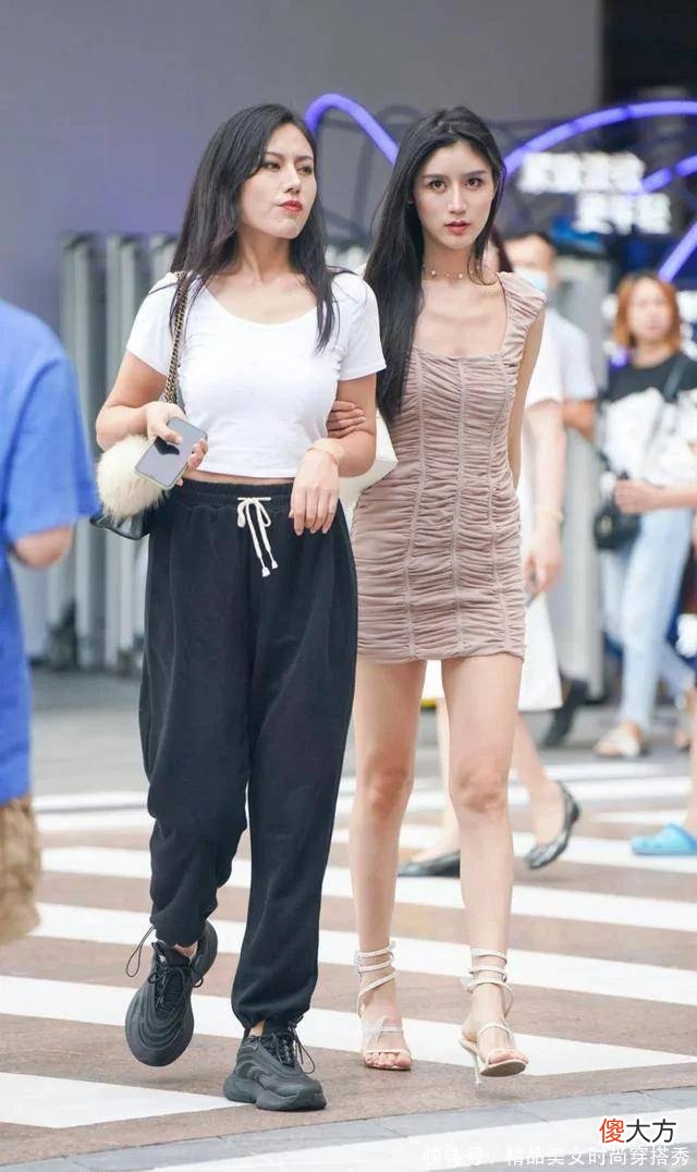 【时尚一点】与闺蜜出行，裙装与裤装的搭配，轻松打造出各自优雅潇洒的美