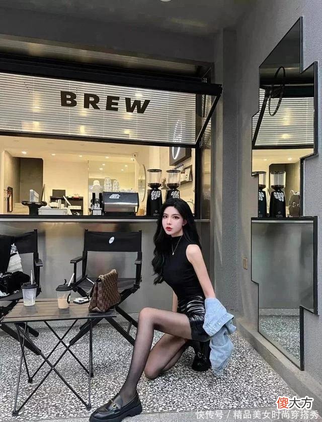 【就爱时尚】美女每日穿搭，经典纯黑色系列更显皮肤白皙喜欢关注一下谢谢