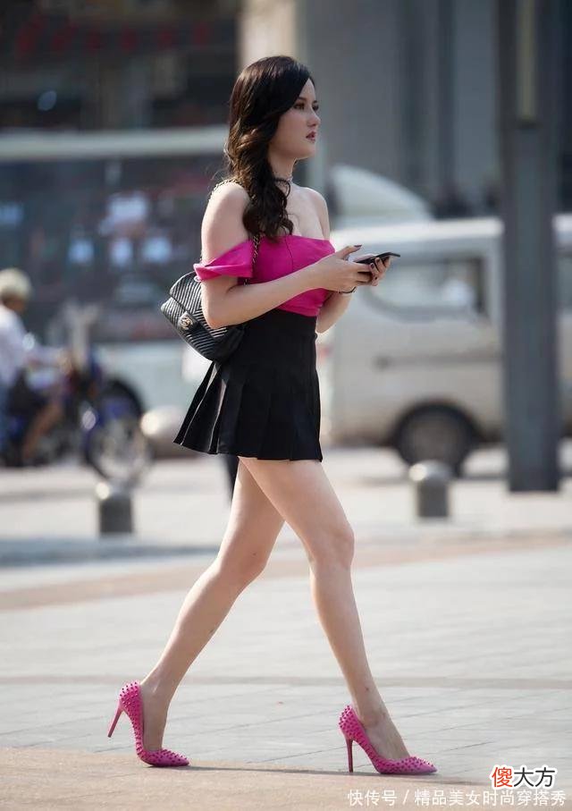 【时尚一点】时尚女生真会穿，玫红色一字肩配百褶短裙，轻松秀出优雅靓丽的美