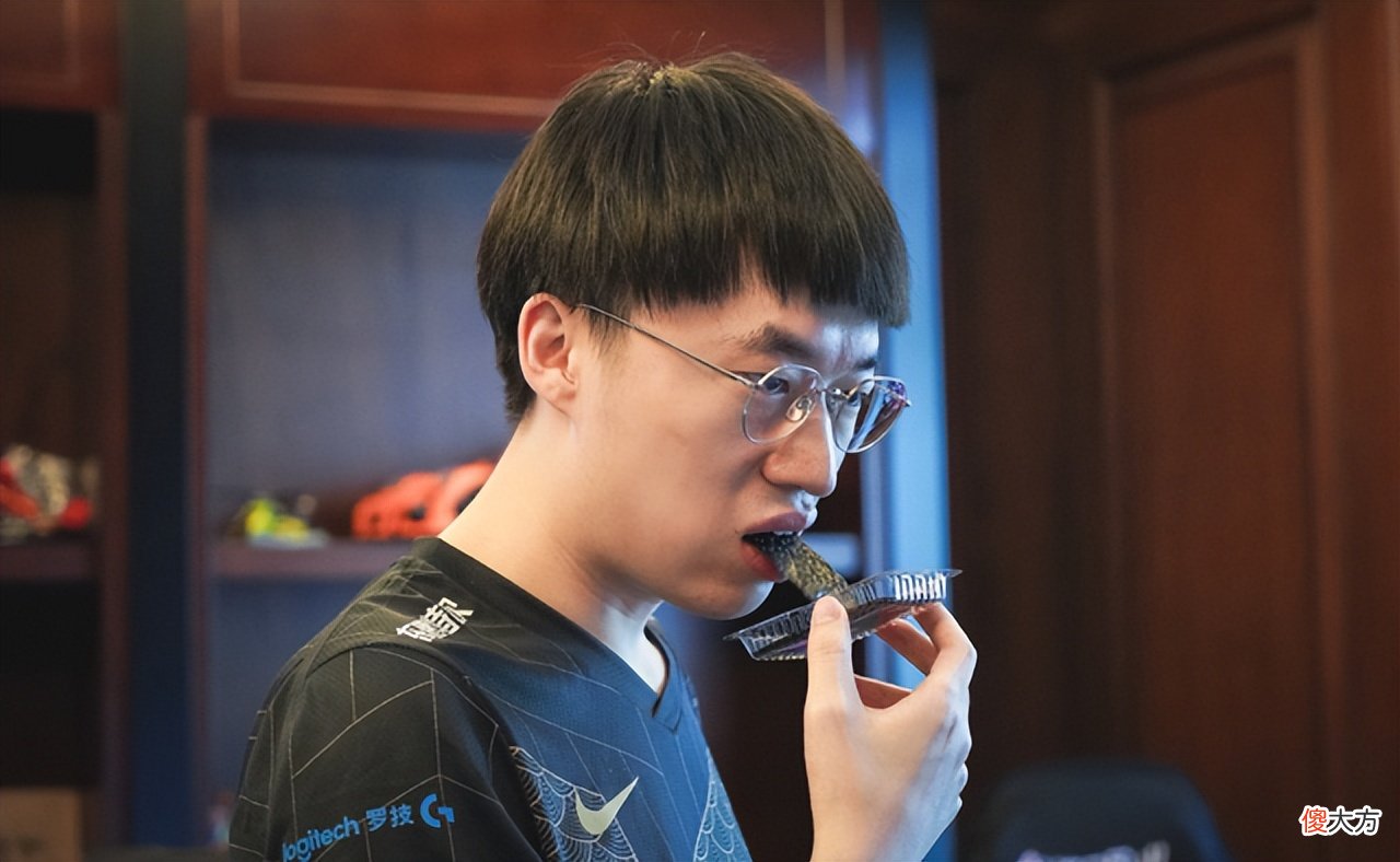 【游戏迷】RNG稳进决赛？姿态和水晶哥狂吹小虎：MSI“暂时”第一中单！