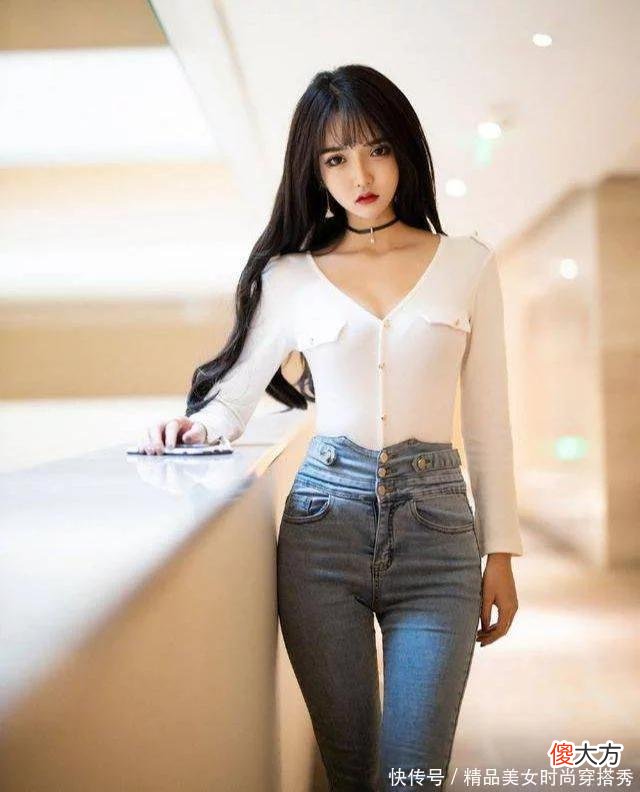 【时尚一点】身材超苗条的美女，时尚穿搭高腰紧身牛仔裤，尽显优美曲线