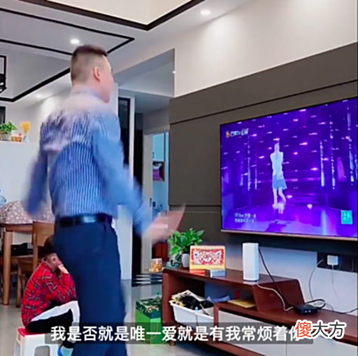 【游戏世界】王心凌男孩入侵游戏圈？用胡桃跳爱你同款热舞，玩家：过来挨打