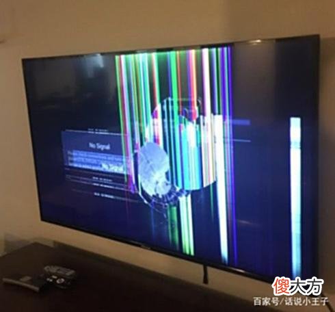 【游戏迷】难以置信！T1输掉比赛，粉丝直接把电视给砸了！这是有多气啊