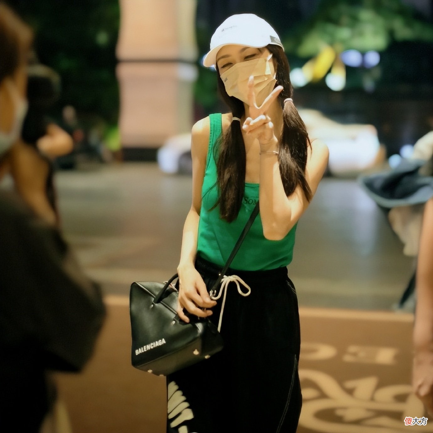 【时尚一点】下班！薛凯琪绿色背心打扮性感可爱，后背的小黑痣不小心抢了风头