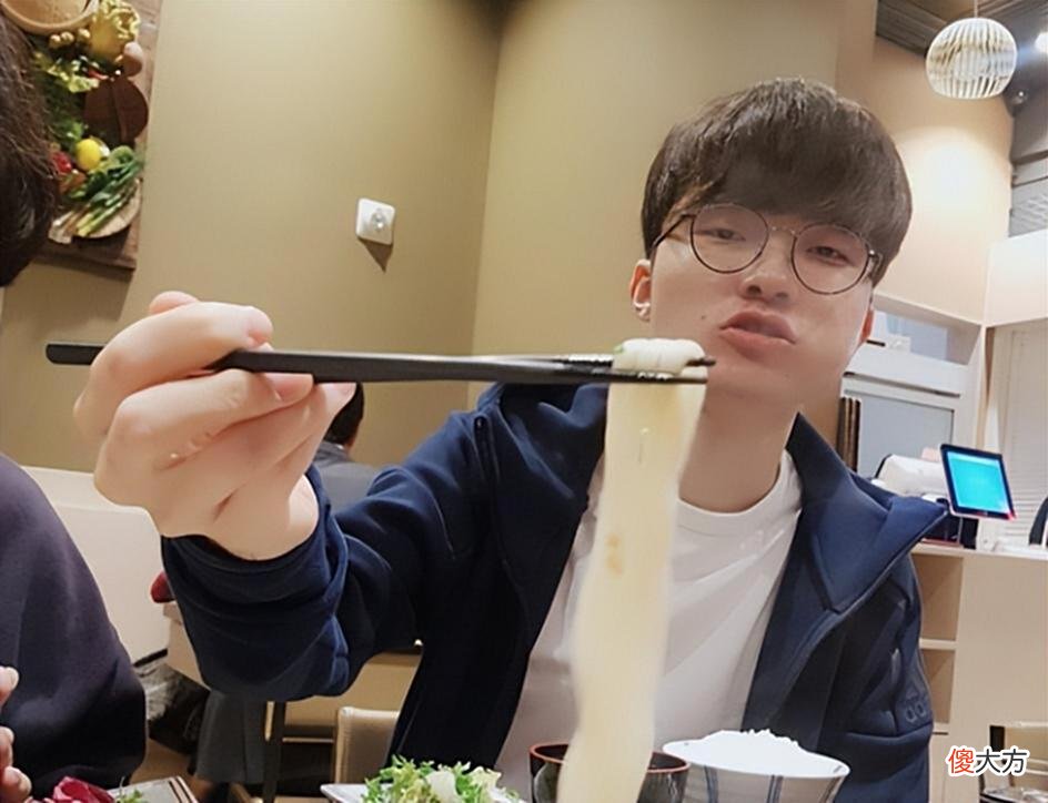 【游戏世界】水晶哥直播，暴吹小明神操作，赛后采访小虎内涵T1