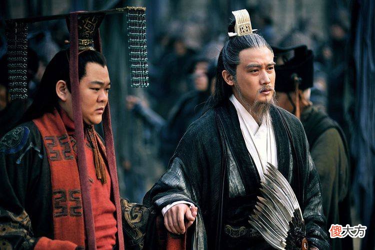 【爱历史】刘备驾崩后，刘禅说的八个字让人困惑：诸葛亮姓什么