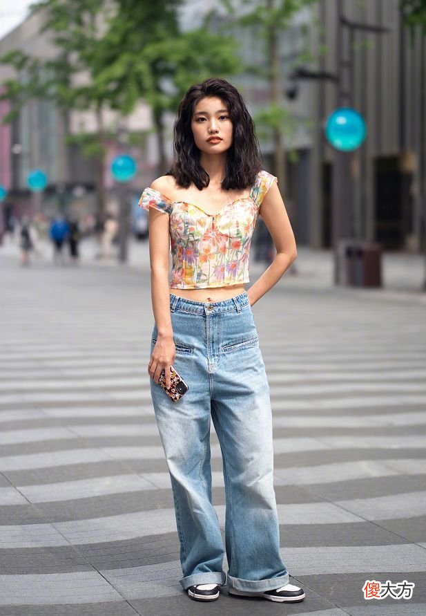 【就爱时尚】被“杭州女生”圈粉了，出街凹造型不过度露肤，却穿得性感又气质