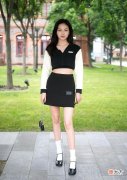 【就爱时尚】被“杭州女生”圈粉了，出街凹造型不过度露肤，却穿得性感又气质