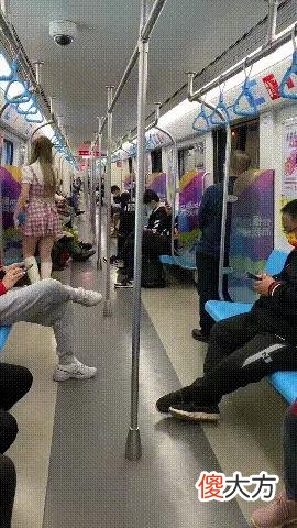 【时尚一点】“这鞋子是正品吗?”女子赶地铁意外滑倒,脚丫子直接钻出了鞋面