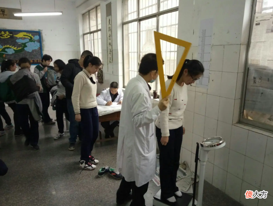初中“身高标准”出炉，很多人不合格，超过这个年龄就基本定型了