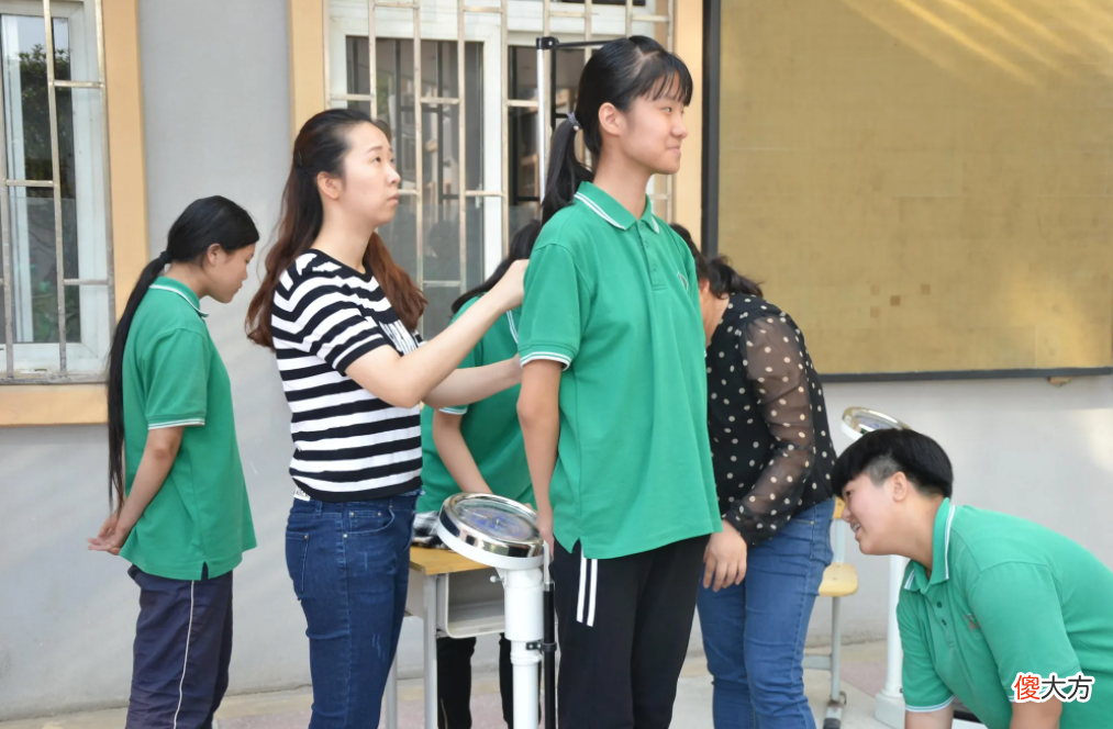 初中“身高标准”出炉，很多人不合格，超过这个年龄就基本定型了