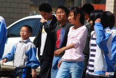 初中“身高标准”出炉，很多人不合格，超过这个年龄就基本定型了