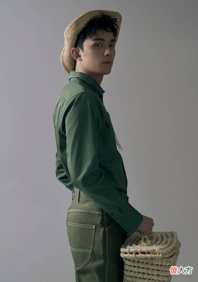 【就爱时尚】吴磊新时尚大片曝光，薄荷绿西装配阔腿运动裤，网友：长大了