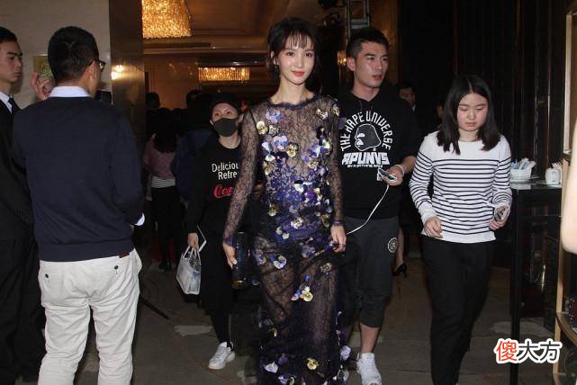 【就爱时尚】金晨穿衣原来这么招摇,薄透纱裙配刺绣花纹,一般人不敢看