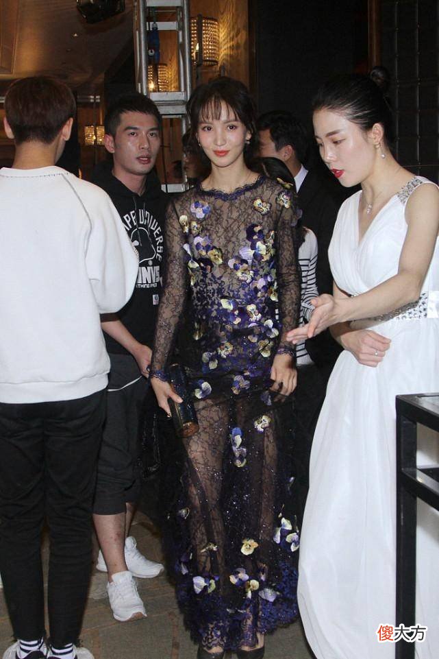 【就爱时尚】金晨穿衣原来这么招摇,薄透纱裙配刺绣花纹,一般人不敢看