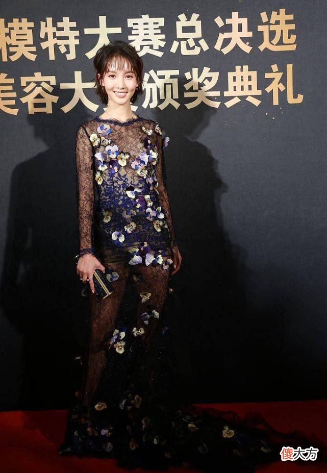 【就爱时尚】金晨穿衣原来这么招摇,薄透纱裙配刺绣花纹,一般人不敢看