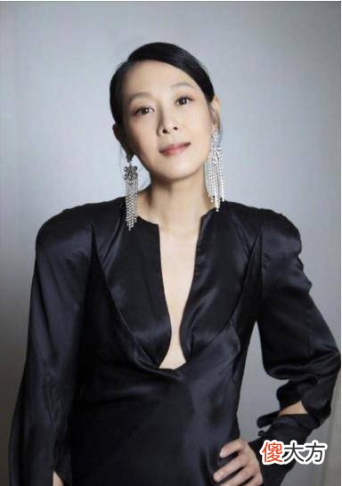【就爱时尚】年轻了二十岁的连衣裙美女，身材纤细苗条，气质满满当当的