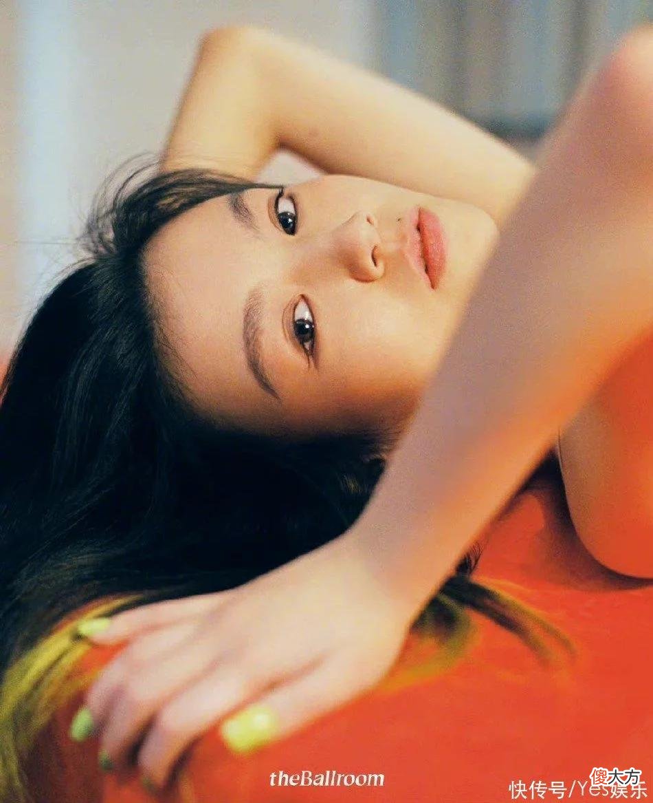 【时尚一点】春夏穿绿色长裙发尾挑染清新自然 慵懒随性似森林精灵