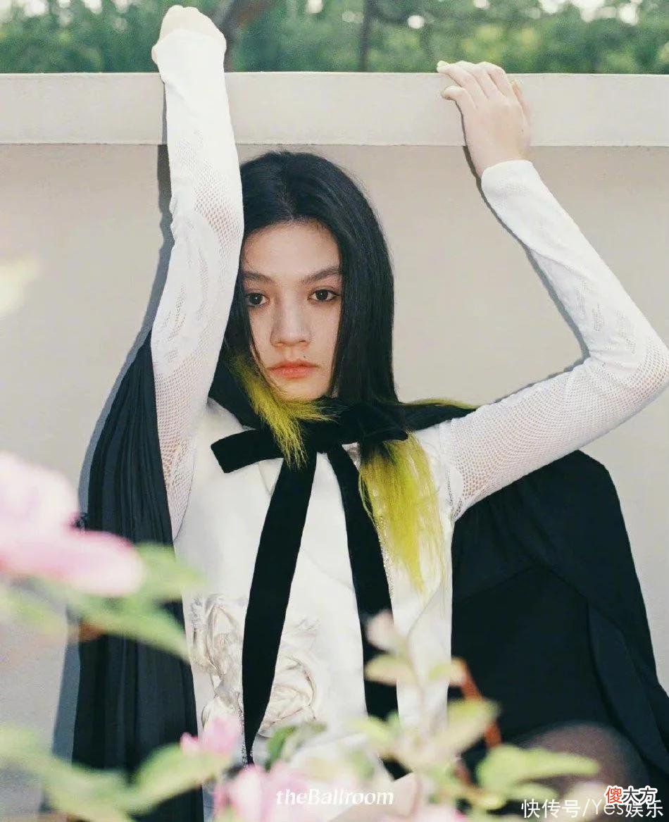 【时尚一点】春夏穿绿色长裙发尾挑染清新自然 慵懒随性似森林精灵