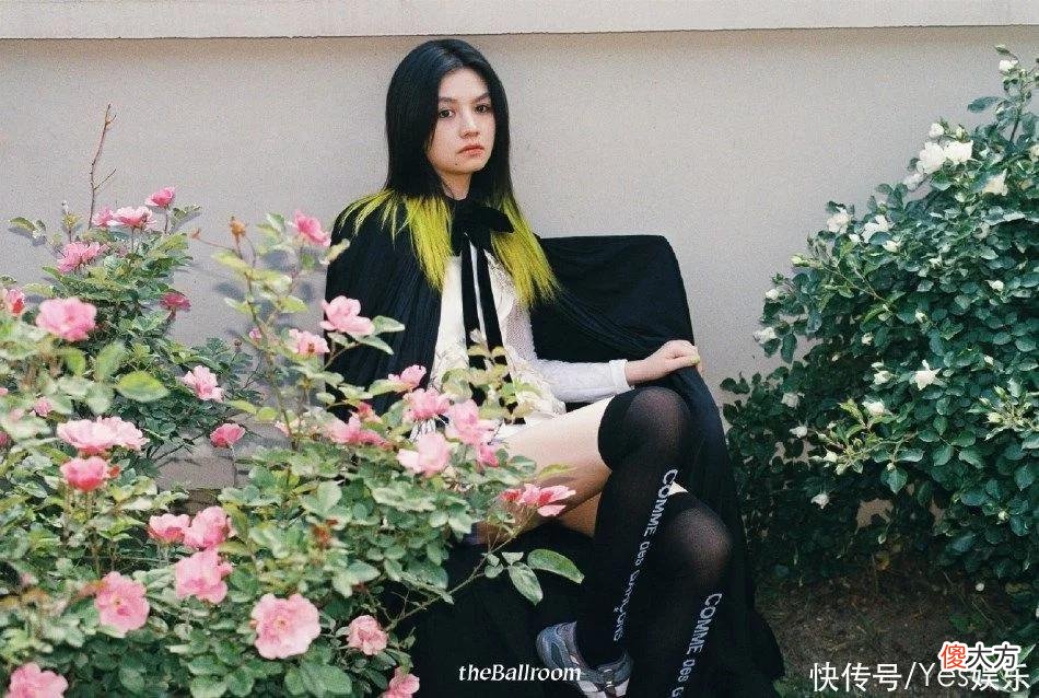 【时尚一点】春夏穿绿色长裙发尾挑染清新自然 慵懒随性似森林精灵