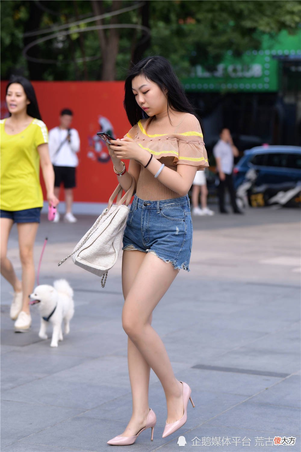 【就爱时尚】到了搭配牛仔短裤的季节了，如何穿着会更精致，美女们都在琢磨
