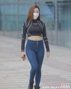 【就爱时尚】小姐姐身着紧身牛仔裤，时髦性感，尽显火辣婀娜之姿！
