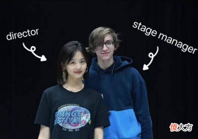 【时尚一点】黄磊大女儿更新社交动态，晒九宫格图片，自己设计并制作礼服