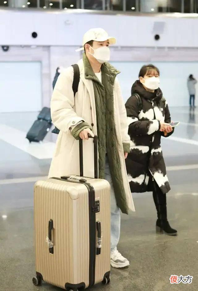 【时尚一点】沈春阳罕见带妻子走机场，背包流起长发，空气刘海太抢镜了