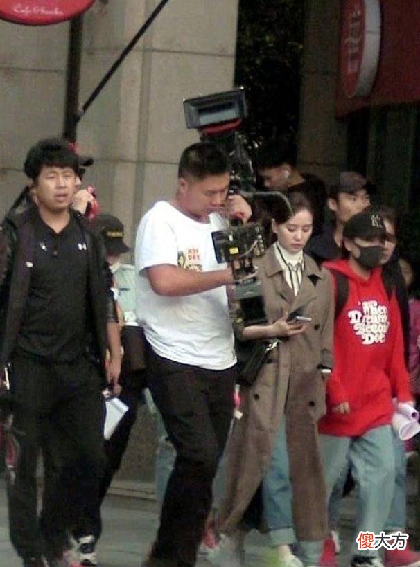 【时尚一点】刘诗诗产后复出，身穿驼色风衣，恰里又飒又美