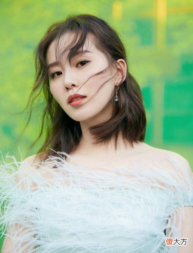 【时尚一点】刘诗诗产后复出，身穿驼色风衣，恰里又飒又美